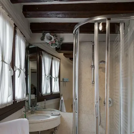 Luxury And Romantic Secret Escape In Venice! Апартаменты *