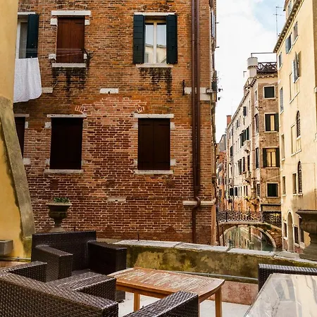 Luxury And Romantic Secret Escape In Venice!